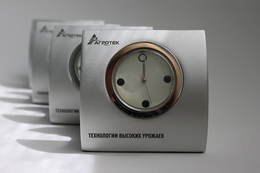 Настольные часы с отделением для визиток для компании «Агротек»